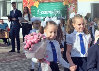 В 1-й класс брестской школы № 18 пришли сегодня 56 мальчиков и девочек