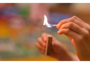 Облил бензином жену и угрожал поджечь