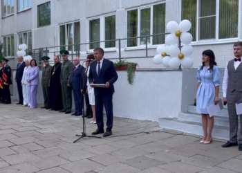 Председатель облисполкома Юрий Шулейко сегодня лично поздравил учащихся средней школы № 31 Бреста с Днём знаний