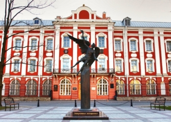 В вузы Москвы и Питера – без ЕГЭ!