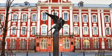 В вузы Москвы и Питера – без ЕГЭ!