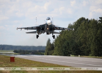 Самолет Су-30 СМ сегодня впервые приземлился на аэродромный участок трассы М1 в Ивацевичском районе