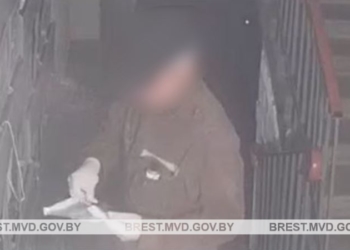 В Барановичах мужчина расклеил в подъезде интимные фото бывшей жены