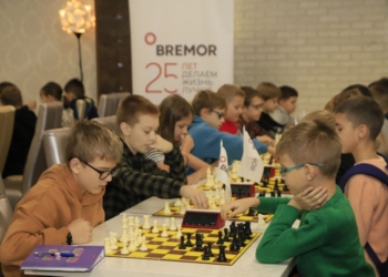 Горный велосипед получил школьник из Барановичей за победу в шахматном фестивале