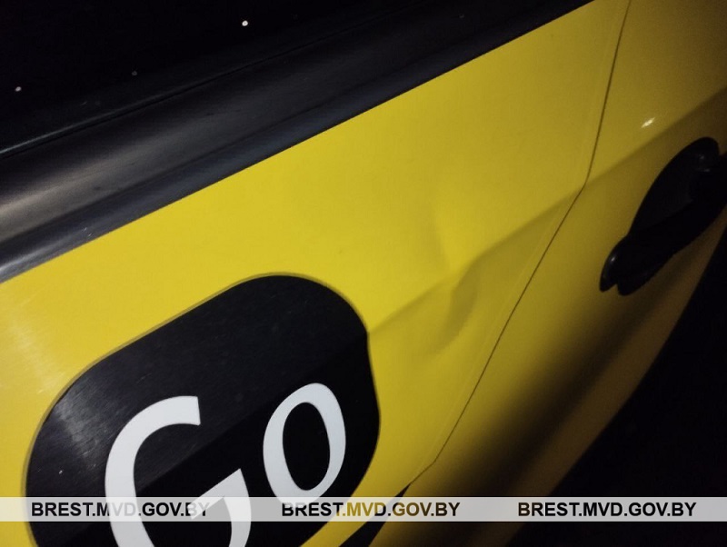 Пьяный житель Пинска выместил свою злость на автомобиле такси