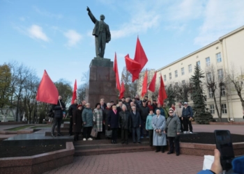 Юный Октябрь впереди?