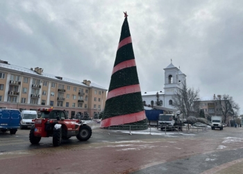 Сегодня начаты работы по установке катка на площади Ленина