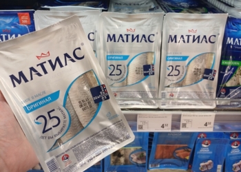 В Бресте выпустили отборную норвежскую сельдь «Матиас» в серебряной упаковке