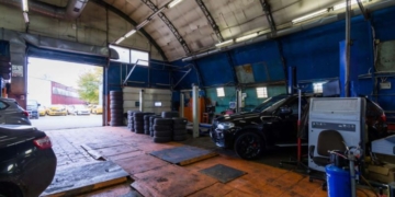 Как «трудятся» и развлекаются гаражные мастера