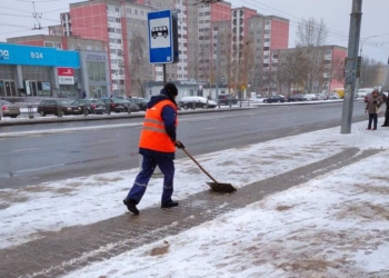 Более 200 работников ПКУП «Коммунальник» трудятся сейчас в Бресте на расчистке тротуаров и остановок