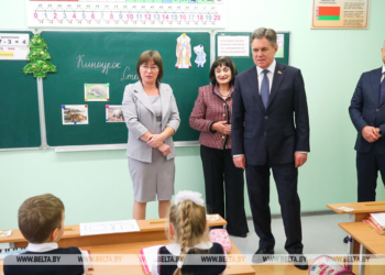 Видомлянская школа получила в подарок интерактивную панель