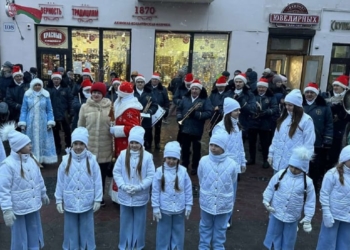 Духовой оркестр продефилировал по центру Бреста с аншлагом