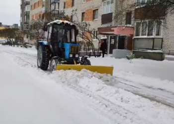 В Бресте ведется уборка снега коммунальными службами, им помогают горожане