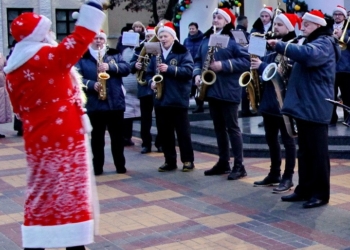 Сегодня на Советской праздничное музыкальное дефиле во главе с Дедом Морозом