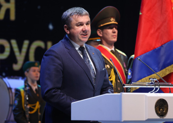 Юрий Шулейко вручил спасателям ключи от арендных квартир