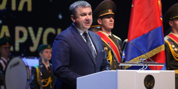 Юрий Шулейко вручил спасателям ключи от арендных квартир