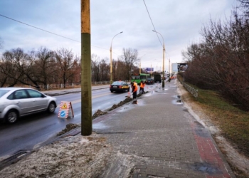 Коммунальные службы приводят в порядок мост по бульвару Шевченко