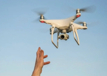 Дрон квадрокоптер