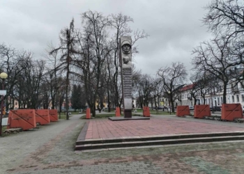 В сквере на площади Свободы в Бресте в эти дни ведутся работы по обновлению комплекса памятника Освобождения