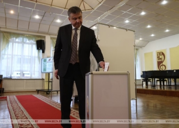 Председатель Брестского облисполкома Юрий Шулейко сегодня принял участие в выборах депутатов