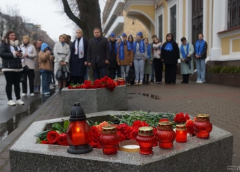 Брестчане продолжают нести цветы и лампады к Генконсульству России. Фоторепортаж