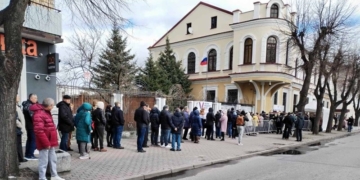 В Бресте активно идет голосование на выборах президента РФ. Фотофакт