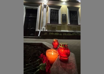 К Генеральному консульству России в Бресте несут цветы