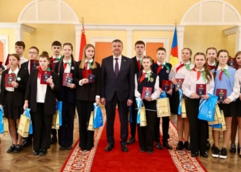 Юрий Шулейко сегодня вручил паспорта юным брестчанам