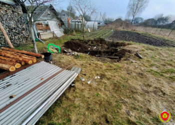 Пенсионер выкопал на приусадебном участке банку с патронами