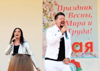 Брестчане тепло встречали певца Тео и подарили …апельсины