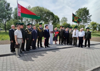В Бресте на пересечении улиц Барсукова и Врублевского областного центра открыли мемориальный знак