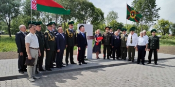 В Бресте на пересечении улиц Барсукова и Врублевского областного центра открыли мемориальный знак