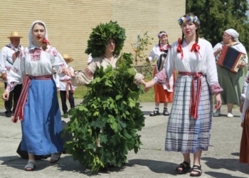 В Хмелево на Троицу «Куста водили»