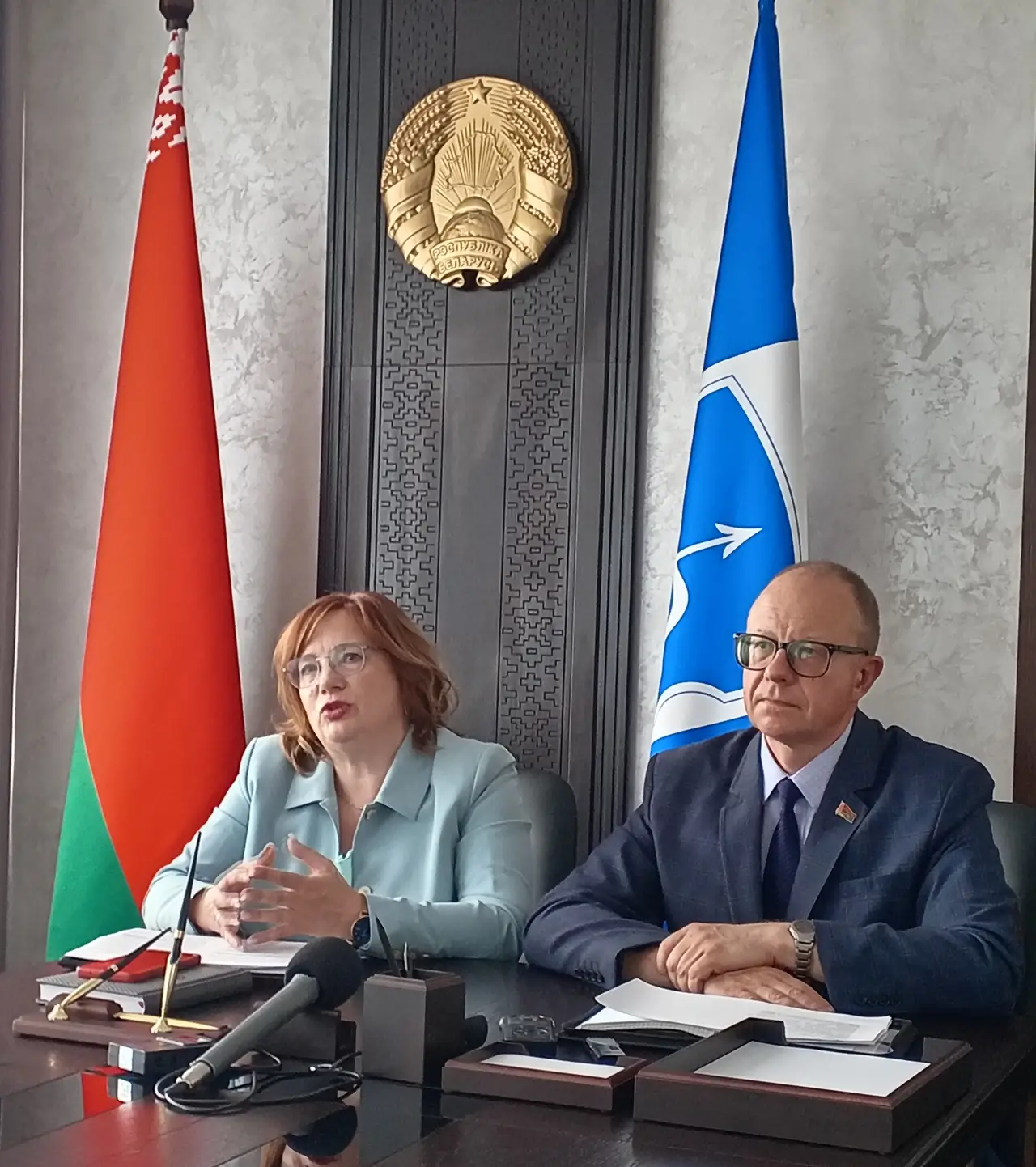 Анатолий Носков и заведующая отделением гигиены детей и подростков Брестского зонального центра гигиены и эпидемиологии Светлана Селивоник