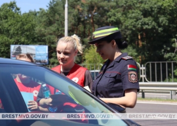 Сотрудники ГАИ и волонтеры Красного Креста помогают участникам дорожного движения спасаться от жары