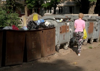 В Столине жители микрорайонов выстраиваются в очереди и ждут машину, чтобы выбросить мусор