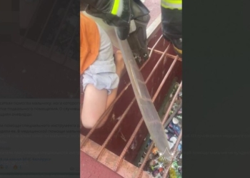 В Бресте спасатели помогли мальчику, нога которого застряла в решетке подвального помещения