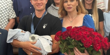 Серебряный призер Олимпиады в Париже Евгений Золотой сегодня побывал в роддоме Бреста