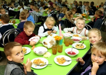 Чем кормят детей в школьных столовых?