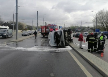 Маршрутчик превысил скорость на 30 км, не справился с управлением, машина перевернулась