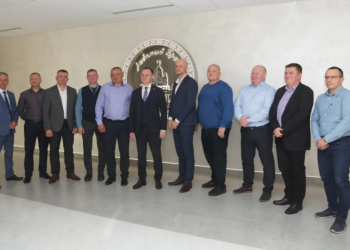 Папа – может