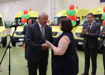 Представители 12 районов и г. Пинска получили ключи от 23 новых школьных микроавтобусов ОАО «Брестмаш»
