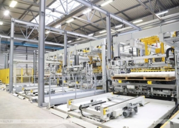 В Ивацевичах запустили новую линию ламинирования древесно-стружечных плит (ДСП) собственного производства.