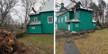 Дерево упало на церковь в Каменецком районе