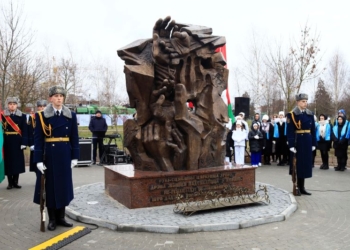 Памятник «Древо жизни» жертвам геноцида открыли  в Бресте