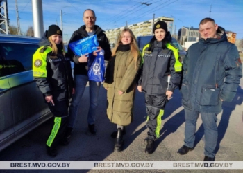 На Московской в Бресте сегодня мужчинам раздавали подарки и улыбки