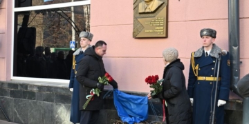 Мемориальную доску Герою Советского Союза Дмитрию Доценко открыли сегодня в Бресте