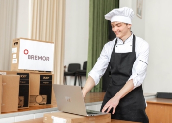 BREMOR передала колледжу в Бресте ноутбуки и проекторы