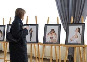 В Пинском ГДК открылась фотовыставка под названием «На маминой груди»