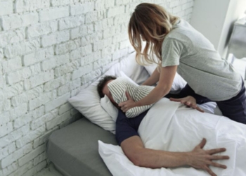 В пьяном угаре огрела мужа сковородкой, а потом задушила